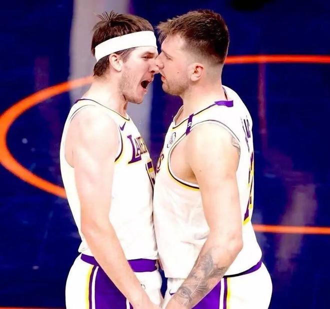 湖人顶薪留李+追字母哥引热议，交易策略成焦点