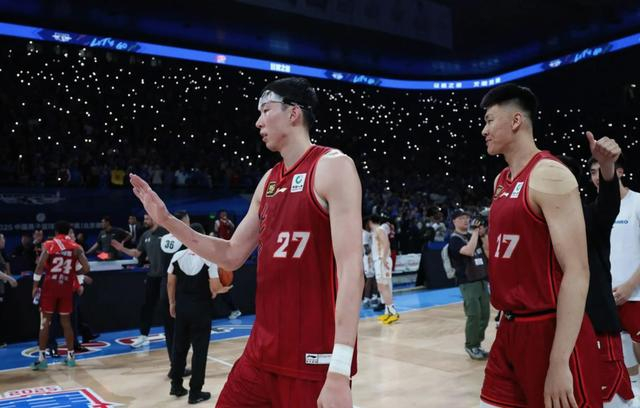 周琦对阵同曦表现低迷引球迷不满