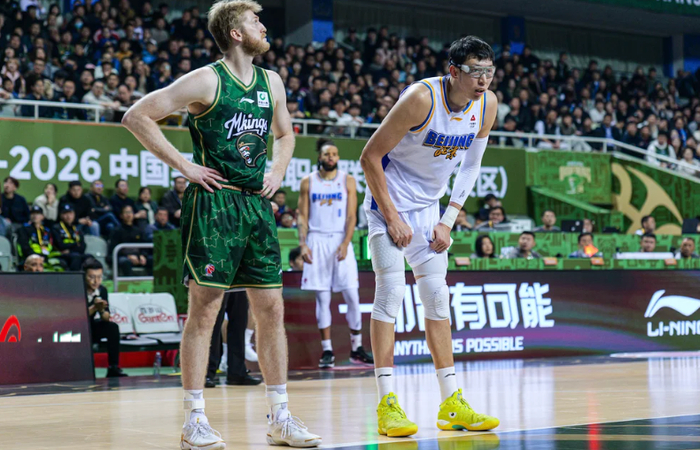 周琦对阵同曦表现低迷引球迷不满