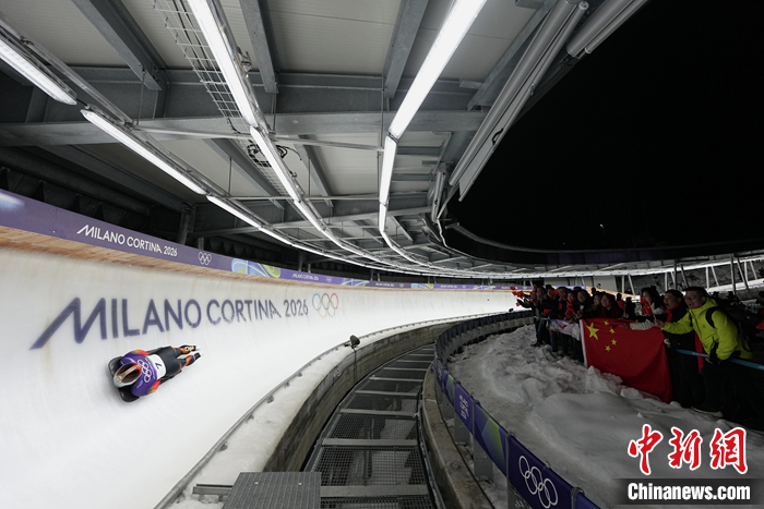 米兰-科尔蒂纳冬奥华侨助威团为中国选手陈文浩