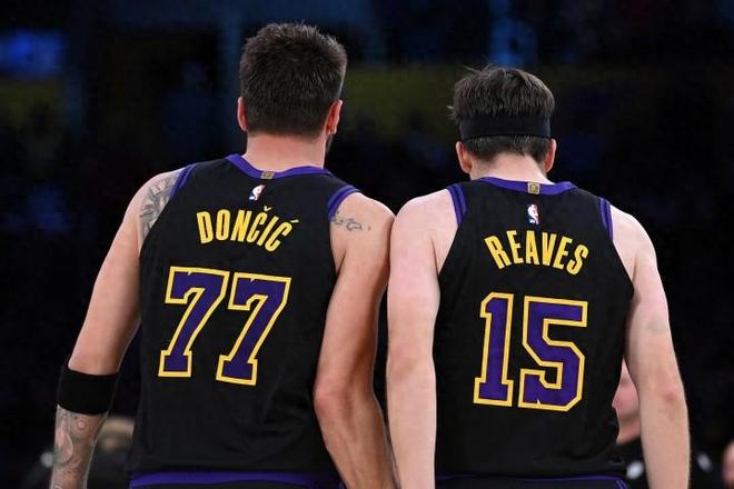 里夫斯赛季报销湖人三巨头变单核詹姆斯扛起大