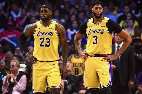 詹姆斯季后赛压力致多名队友伤病退役